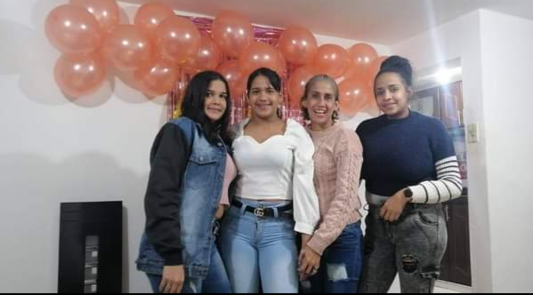 Nicole Colina with her mom, sisters and granny – Hoastie – Adult Gallery Host